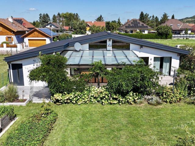 Gesund Wohnen: Moderner Massivholz Bungalow mit 135 m² Wohnfläche, Gartenparadies & High End Technik