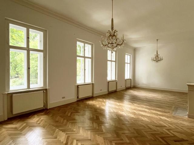 Geschmackvoll sanierte Altwiener Villa mit Biedermeiergarten Nähe Rudolfinerhaus !