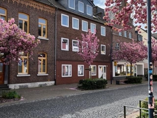 Geschmackvolle 2,5 Zimmer Wohnung im Dachgeschoss in zentraler Lage