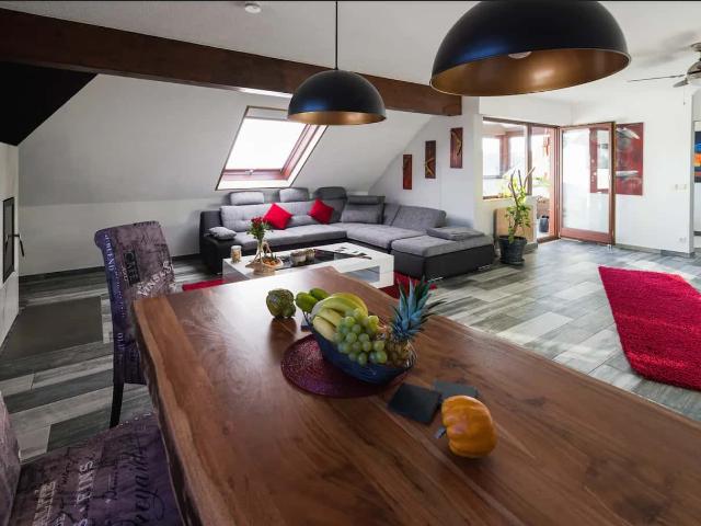 Geschmackvolle und geräumige Wohnung mit drei Zimmern sowie Loggia und Einbauküche in Friedrichshafen