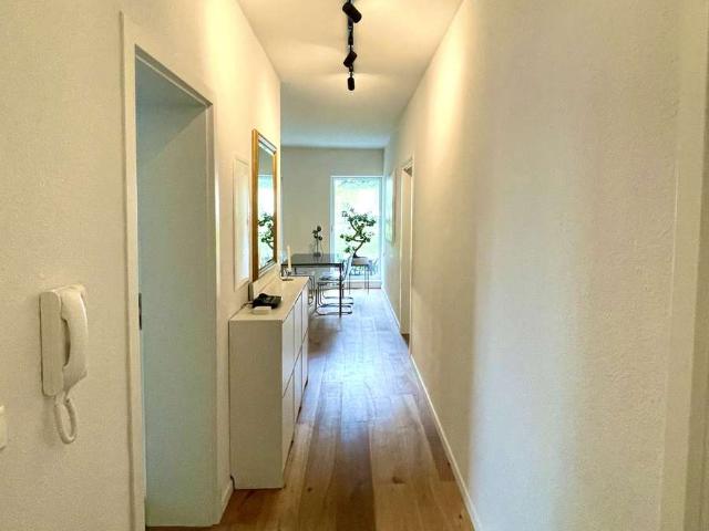 Geschmackvolle, vollst. renovierte 3 Raum EG Wohnung mit lux. Innenausstattung mit Terrasse und EBK