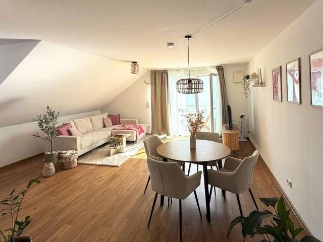 Geschmackvolle, neuwertige 2 Raum DG Wohnung mit gehobener Innenausstattung mit Balkon in Ingolstadt
