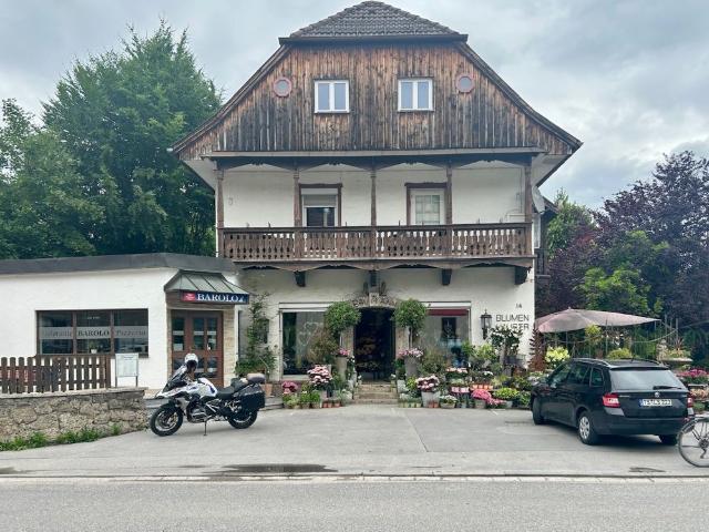 Geschäfts und Wohnhaus in zentraler Lage in Brannenburg
