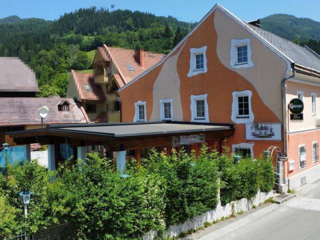 Geschäfts und Wohnimmobilie mit Nebengebäuden, Parkplätze, Garagen