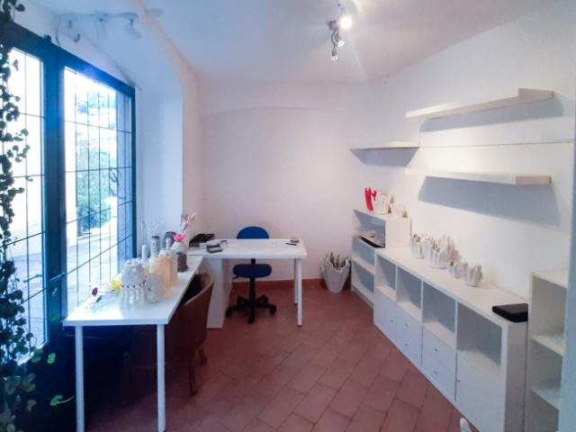 GESCHÄFTSLOCAL MIT VITRINE