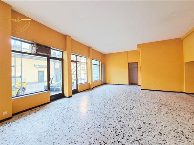 GESCHÄFTSLOCAL MIT VITRINE IM ZENTRUM VON CHIASSO