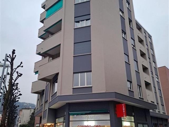 GESCHÄFTSLOCAL MIT VITRINE IN CHIASSO