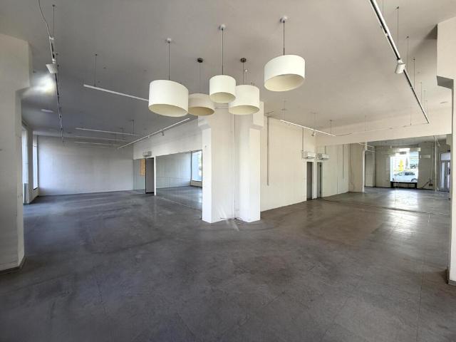 Geschäftslokal mit markanter Strassenfront UNBEFRISTET / Commercial Premises with Prominent Street Frontage UNLIMITED Lease /