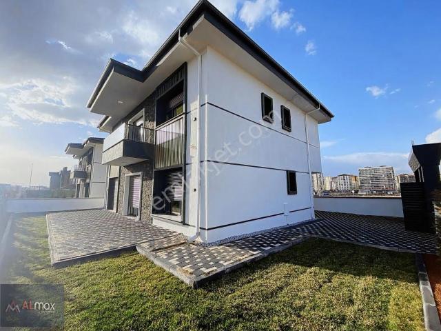 Gesi Prestij Bölgesinde 4.5+1 Yerden Isıtmalı Satılık Villa