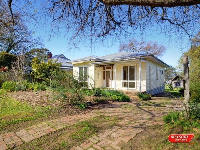 GET IN THE MARKET WITH THIS BEAUTIFUL COTTAGE