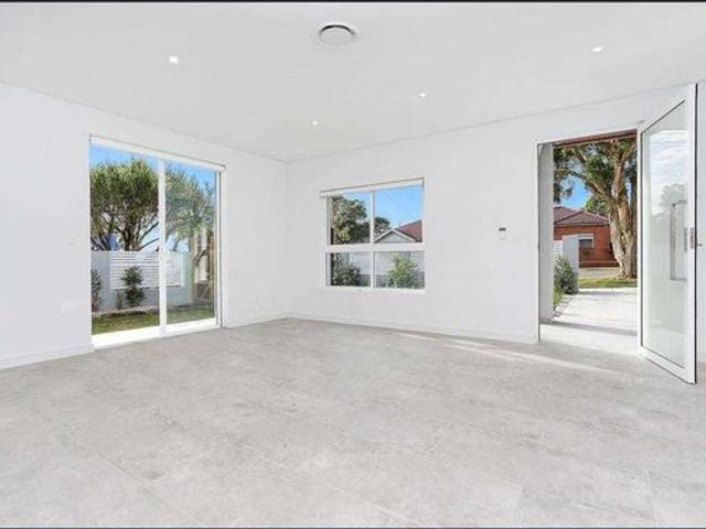 Get Ready: Stylish duplex Sought after location, Walking distance to Local Shops