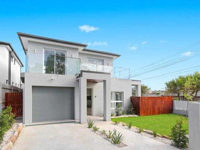 Get Ready: Stylish duplex Sought after location, Walking distance to Local Shops