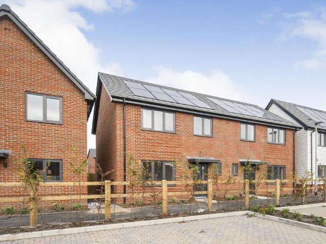 Gethin Grove, Crowthorne, Berkshire. 3 bed house to rent £2,200 pcm £508 pw