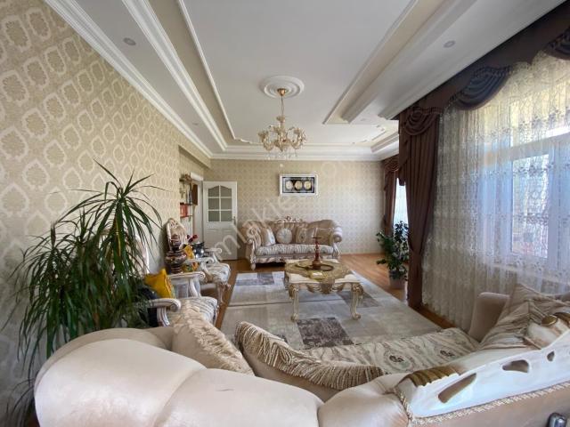 Gevaş Karşıyaka Mahallesinde Satılık 3+1 Daire