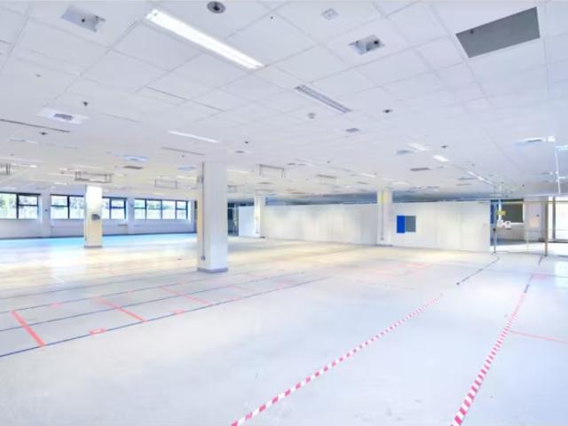 Gewerbe /Lagerflächen im Erdgeschoss mit hohen Decken