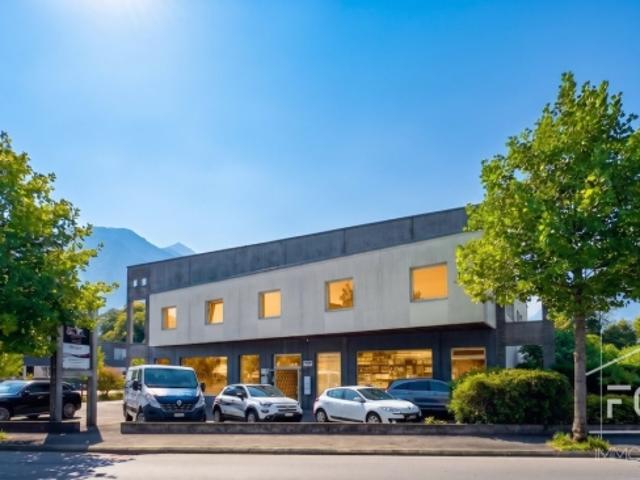 Gewerbegebäude mit 7 Einheiten und 20 Parkplätzen