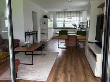 Gewerbehalle mit 2 Familienhaus und zwei Apartments