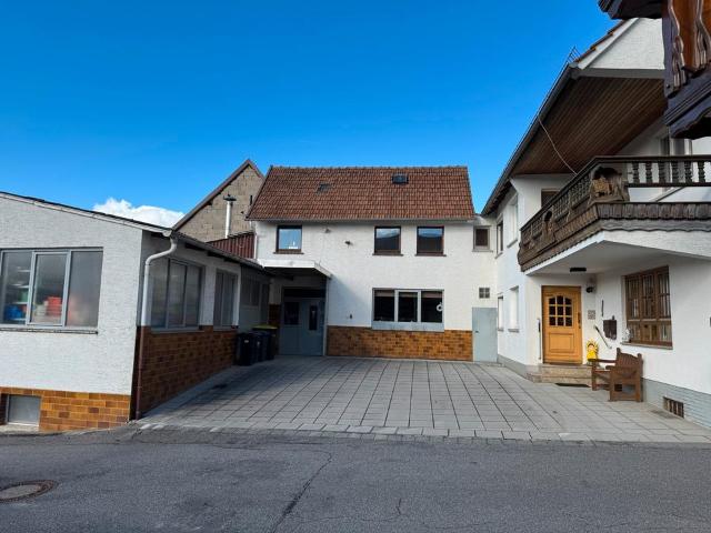 Wohnhaus mit Garten u. Nebengebäuden für Handwerk oder Handel
