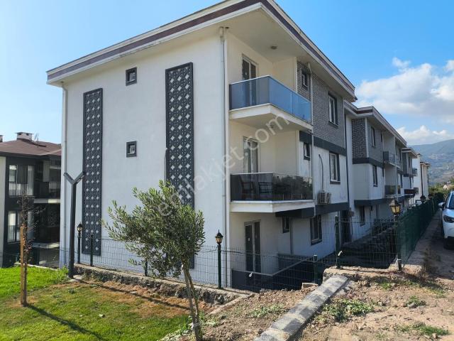 Geyve'de Çift Cepheli 2 Balkonlu Ebeveyn Banyolu Geniş 3+1 Daire