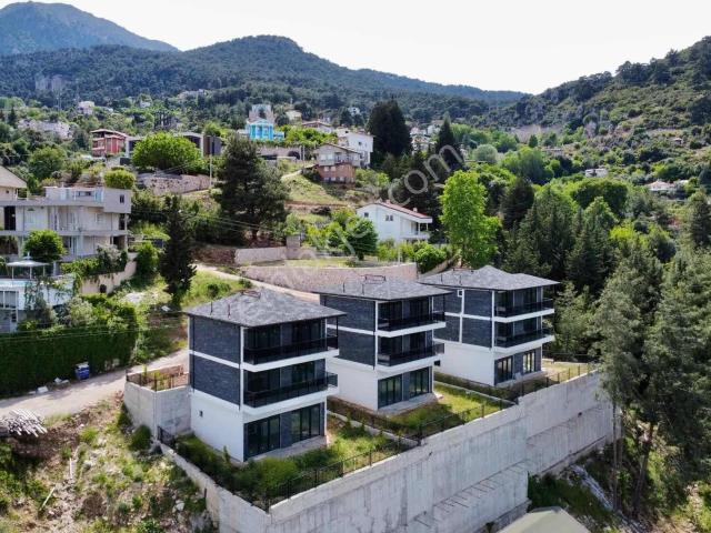 Geyik Bayırında Eşsiz Manzaralı Tripleks 4+2 270 M2 Villa