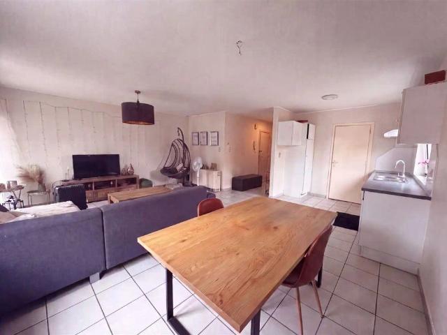 Gezellig 2 slpk appartement met terrasje in het centrum van Maaseik met autostaanplaats en aparte berging