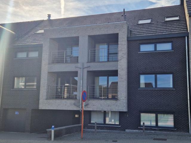 Gezellig appartement met twee slaapkamers, garage en groo.