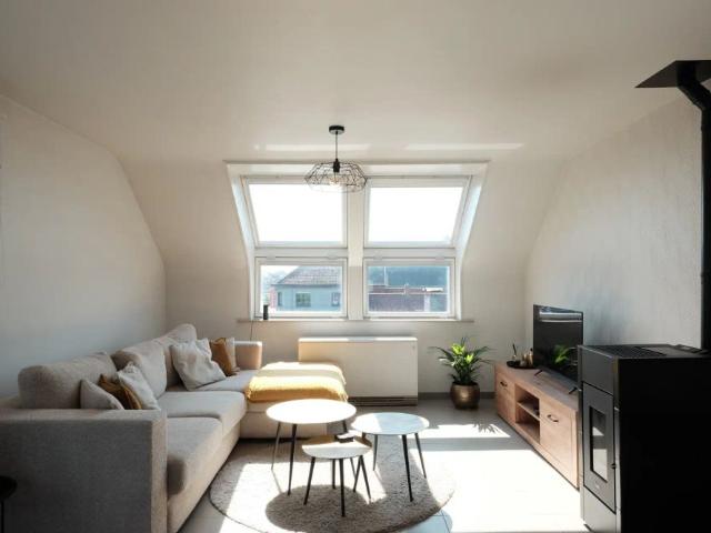 Gezellig dakappartement met 2 slaapkamers, terras en garage te Roeselare