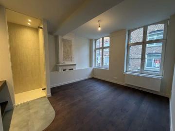 Gezellig, doch ruim appartement op de eerste verdieping met 2 slaapkamers, ruim terras en optioneel een staanplaats, gelegen in het centrum van Maaseik