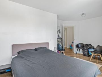 Gezellig en lichtrijk hoekappartement met 2 slaapkamers, 2 terrassen, autostaanplaats en kelder in hartje ’s Gravenwezel