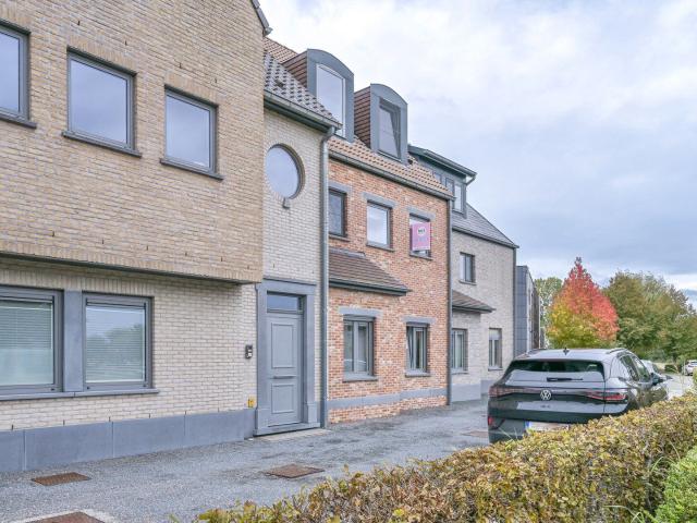 Gezellige duplex met 2 slaapkamers, ruim terras, 2 staanp.