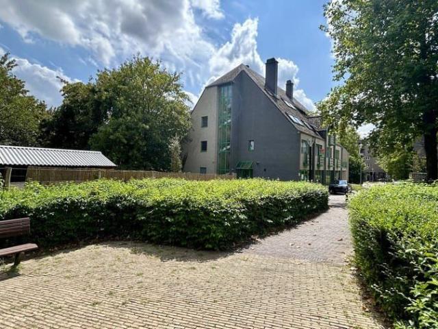 Gezellige en lichtrijke dakstudio te huur op toplocatie i.