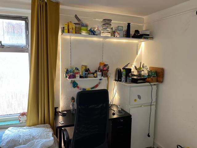 GEZELLIGE KNUSSE KAMER MET WASTAFEL