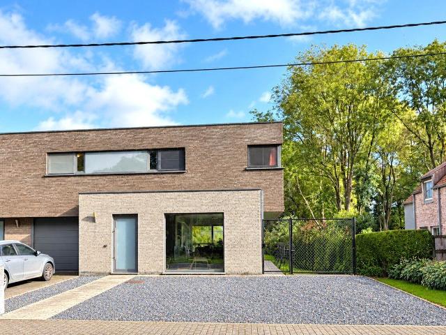 Gezellige halfopen woning met 3 slaapkamers, oprit en tuin