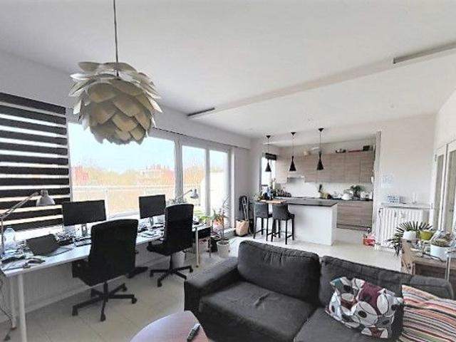 Gezellige penthouse, 2 slaapkamers en 2 zonneterrassen op wandelafstand van het station te Gent. BEZOEKDAG VOLZET GEEN BEZOEK MEER MOGELIJK
