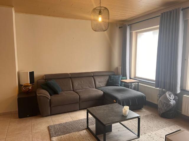Gezellige rijwoning met 3 slaapkamers, tuin en garage in het centrum van Langemark