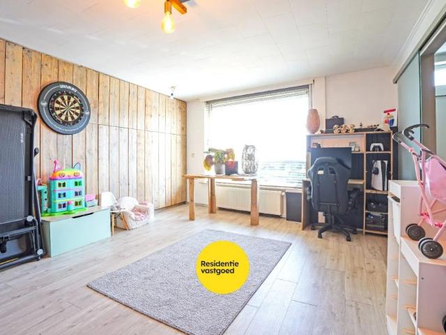 Gezellige rijwoning te huur met 3 slaapkamers en zongerichte tuin met open verzichten