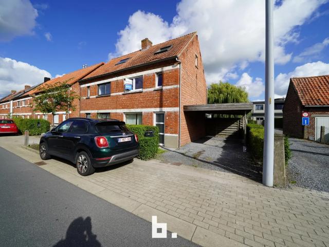 Gezellige woning met zonnige tuin, carport en garage te Oedelem