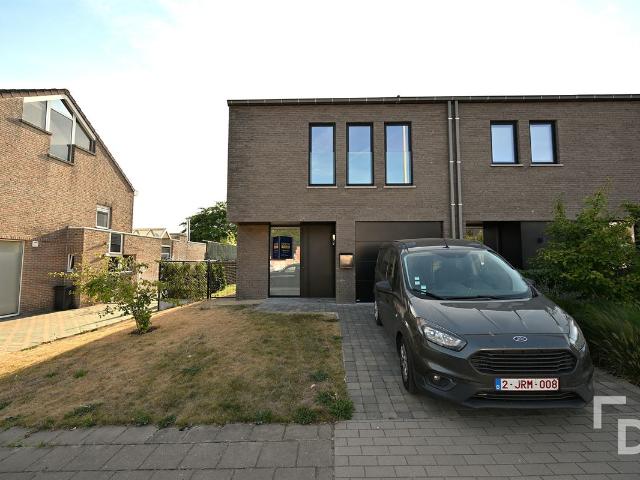 Gezinswoning met tuin en garage te huur in Zillebeke