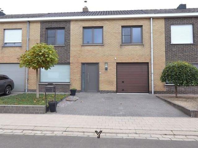 GEZINSWONING MET 4 SLAAPKAMERS EN GARAGE