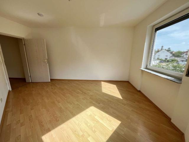 Ginsheim Gustavsburg: Dreizimmerwohnung mit Balkon und Garage in ruhiger Lage