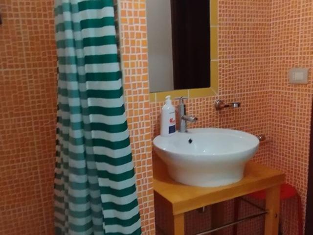 Gianpi immobiliare affitta monolocale per uso turistico o periodi brevi. L'immobile è arredato con cucina completa, camera da letto e bagno con dccia. Riserva di acqua disponibile. In posizione centralissima con la possibilità di raggiungere a piedi tutte