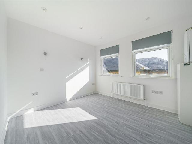 Gibbon Road, Kingston Upon Thames KT2 2 bed flat to rent £1,850 pcm £427 pw