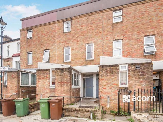 Gibbon Road London SE15 4 bed terraced house to rent £3,000 pcm £692 pw