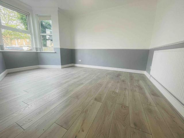 Gibbon Road, London, SE15 5 bed terraced house to rent £4,300 pcm £992 pw