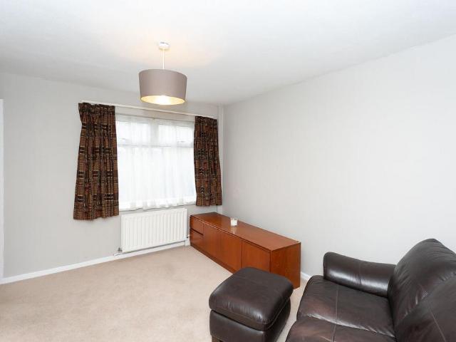 Gibbs Couch, Carpenders Park, WD19. 2 bed terraced house to rent £1,700 pcm £392 pw