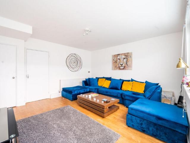 Gibbs Green, West Kensington, London. 2 bed maisonette to rent £2,600 pcm £600 pw