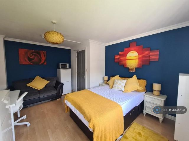 Gibson Drive, Smethwick, B66 1 bed in a house share to rent £690 pcm £159 pw