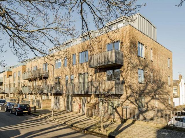 Gideon Road, London SW11 2 bed flat to rent £3,150 pcm £727 pw