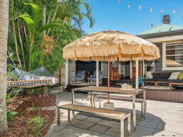 Gidgets House renovated beach house with hot tub