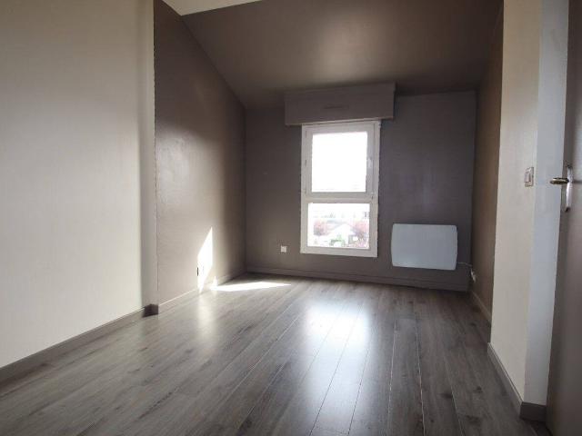 GIF SUR YVETTE Chevry Appartement de type F2 au 2ème étage